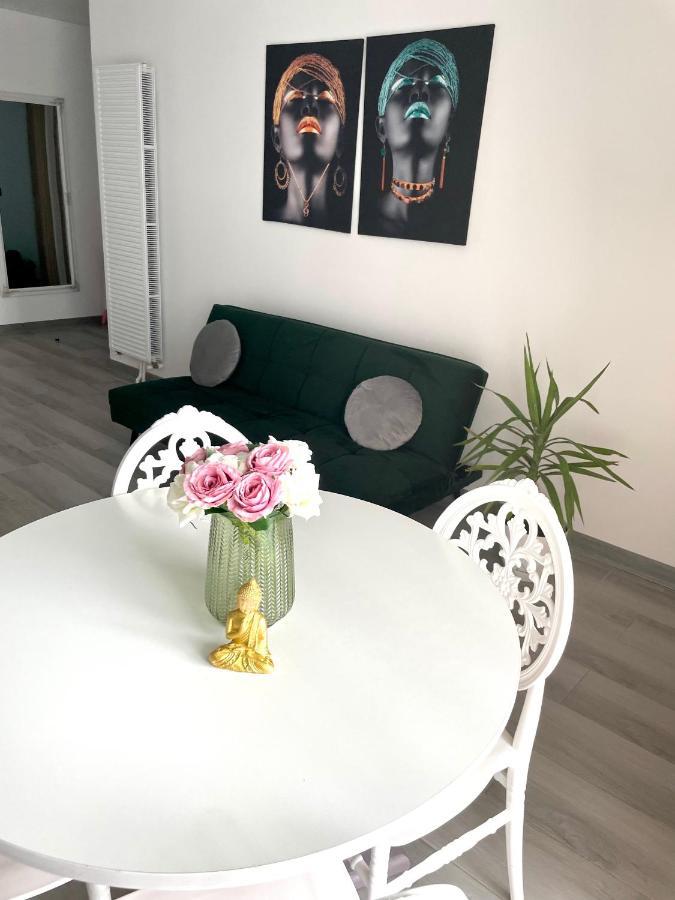 Dominic 2 Beds 1 Sofa Parking Pool Apartament By Alezzi Nord10 Apartment Năvodari Екстериор снимка