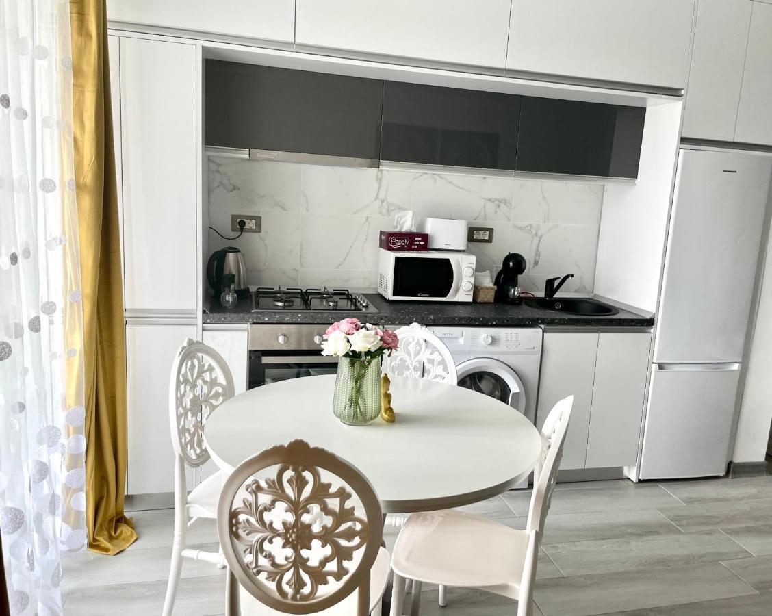 Dominic 2 Beds 1 Sofa Parking Pool Apartament By Alezzi Nord10 Apartment Năvodari Екстериор снимка