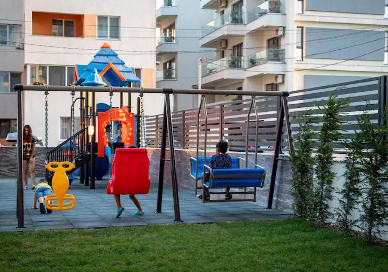 Dominic 2 Beds 1 Sofa Parking Pool Apartament By Alezzi Nord10 Apartment Năvodari Екстериор снимка